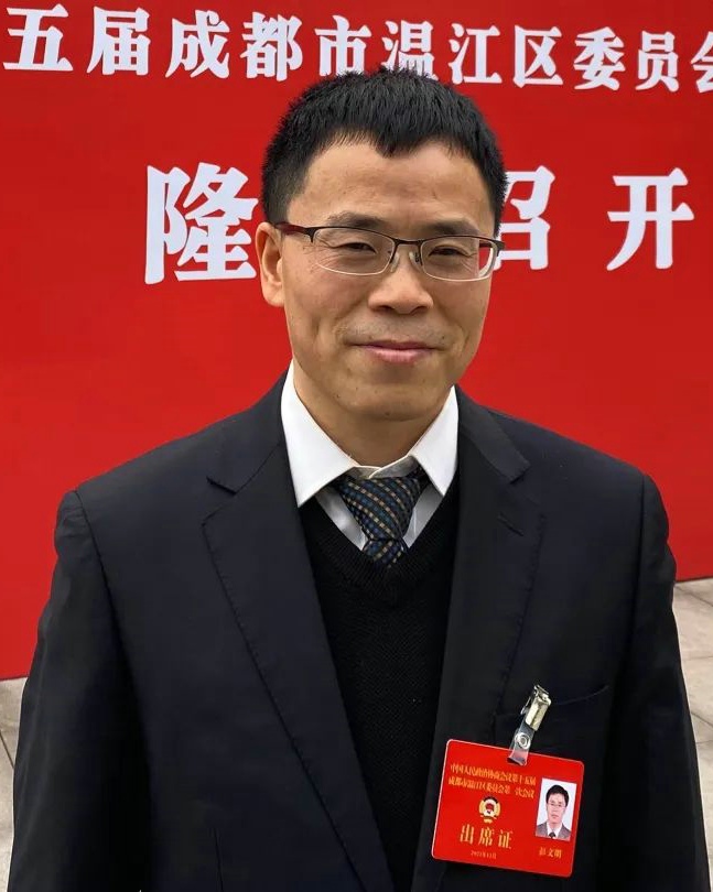 12月17日，区下载bst365_365封号提现了没到账_365bet体育赌博十五届第一次会议胜利闭幕，会上，区委书记王乾在讲话中提出了两个问题——“接过时代的接力棒，今天的我们要续写这座城市的辉煌，该有怎样的责任担当？驱动这艘承载百万市民美好梦想的航船驶向远方，又该凝聚怎样的力量？”，引起了参会委员们的热议。委员们深感责任重大，同时也信心倍增，纷纷表示将积极发挥作用，切实履职尽责，同心同德、群策群力、共担共享，为建设“幸福温江·美好之城”贡献力量。