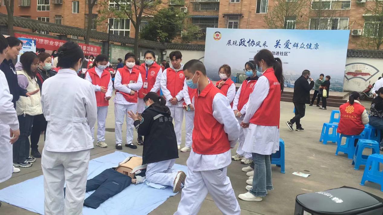 送医进社区 义诊暖人心——龙泉驿区下载bst365_365封号提现了没到账_365bet体育赌博开展医卫界委员双助活动